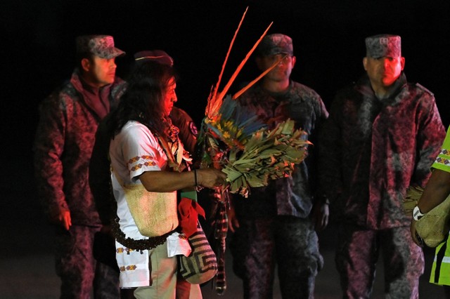 Salah satu anggota suku ikut serta dengan militer dalam pencarian empat anak Pribumi yang ditemukan hidup setelah hilang selama 40 hari di hutan Amazon Kolombia, Bogota pada Sabtu 
(10/6/2023). Foto: Juan Barreto/AFP