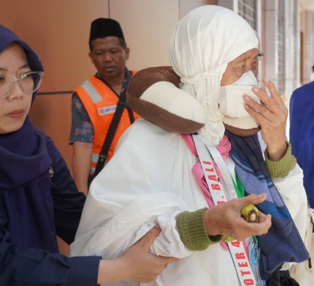 Nenek Juhrawiyah saat di Asrama Haji Sukolilo Surabaya (AHES). Foto: Humas Kemenag Jatim