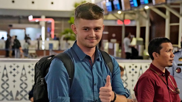 Bodhi Mani Risby-Jones mengacungkan jempol di Bandara Internasional Soekarno-Hatta, Sabtu (10/6/2023). Foto: Dita Alangkara/AP PHOTO