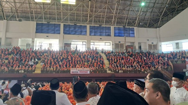 Massa pendukung bacapres Anies Baswedan di GOR Ciracas, Minggu (11/6/2023). Foto: Annisa Thahira Madina/kumparan