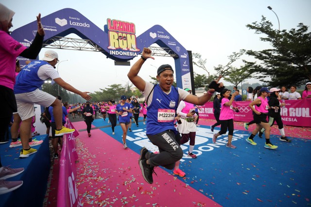 Sejumlah peserta lari Lazada Run 2023 memulai perlombaan lari di ICE BSD City, Tangerang, Banten, Minggu (11/6/2023). Foto: Aditia Noviansyah/kumparan