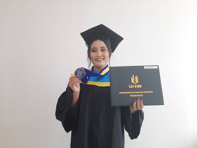 Cheline Cecylia Pardosi Wisudawan Terbaik Institusi dari Universitas Hayam Wuruk (UHW) Perbanas Surabaya. Foto-foto: Amanah Nur Asiah/Basra