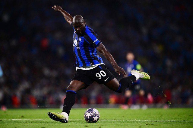 Romelu Lukaku membela Inter Milan melawan Manchester City dalam laga final Liga Champions 2022/23 di Ataturk Olympic Stadium, Istanbul, Turki, Minggu (11/6/2023) dini hari WIB. Foto: Marco BERTORELLO / AFP