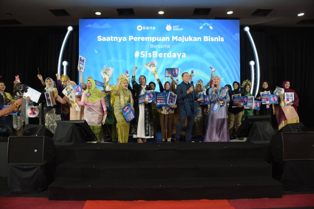 Program persembahan DANA untuk berdayakan UMKM perempuan bertajuk SisBerdaya.  Foto: DANA  