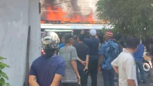 Kebakaran di kawasan Pademangan, Jakarta Utara, Minggu (11/6/2023). Foto: kumparan
