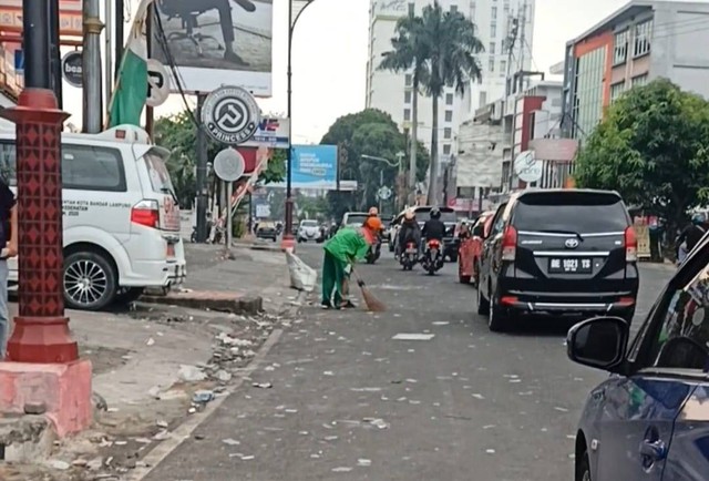 Jalan Sehat HUT Bandar Lampung ke-341 Sisakan Sampah di Sekitar Tugu Adipura