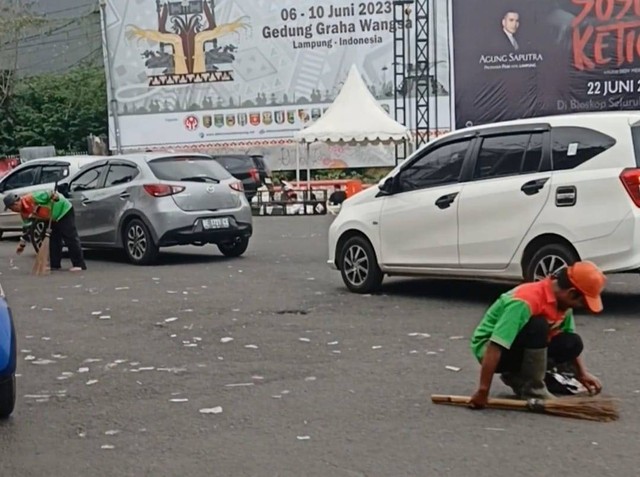 Jalan Sehat HUT Bandar Lampung ke-341 Sisakan Sampah di Sekitar Tugu Adipura (1)