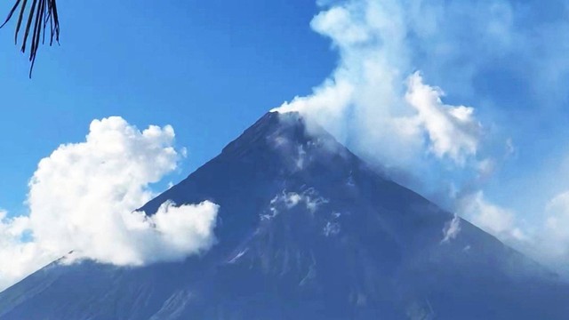 Erupsi Gunung Mayon di Filipina. Foto: Lisa Marie David/REUTERS