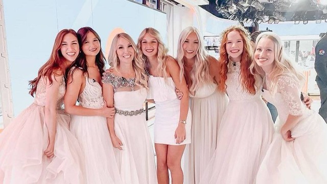 Terri Bonin bersama enam anak perempuannya makan malam di restoran mengenakan gaun pengantin. Foto: Instagram/alexisnhouston