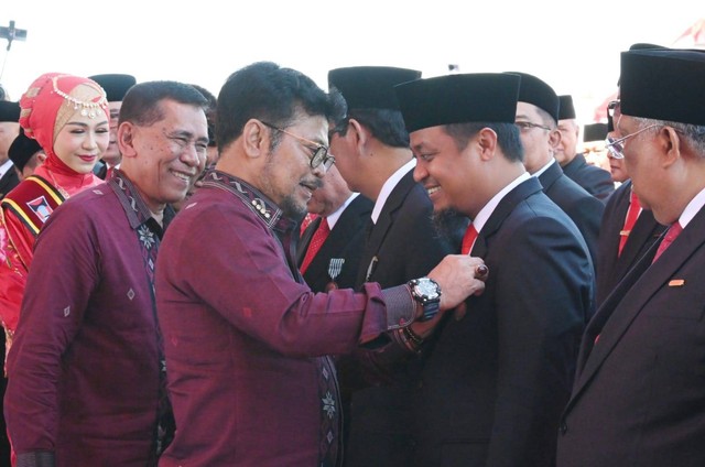 Gubernur Sulawesi Selatan Andi Sudirman Sulaiman saat menerima penghargaan Satyalancana Wira Karya pada Pekan Nasional (Penas) Kontak Tani Nelayan Andalan (KTNA) XVI 2023 di Kota Padang, Sabtu (10/6/2023). Foto: Dok. Istimewa