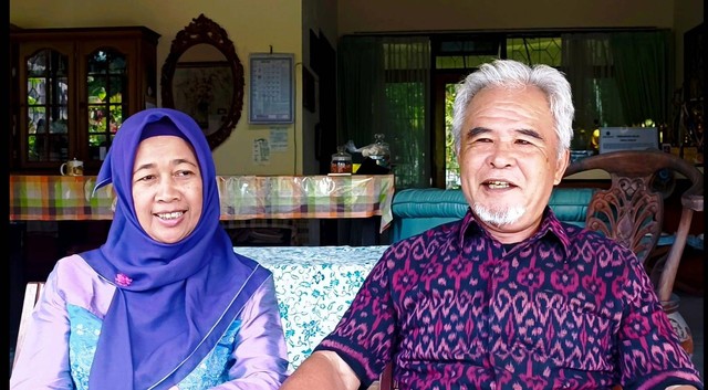 Toru Tokoi (73) dan Sasi Kurniawati (56) calon jemaah haji dari Bali saat diwawancarai di rumahnya di Denpasar.
 Foto: Denita BR Matondang/kumparan