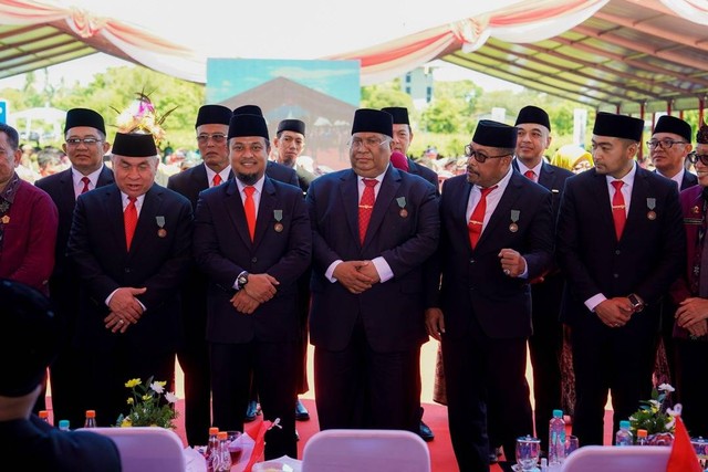 Gubernur Sulawesi Selatan Andi Sudirman Sulaiman pada Pekan Nasional (Penas) Kontak Tani Nelayan Andalan (KTNA) XVI 2023 di Kota Padang dalam menrima penghargaan Satyalancana Wira Karya oleh Presiden Republik Indonesia Joko Widodo, Sabtu (10/6/2023). Foto: Dok. Istimewa