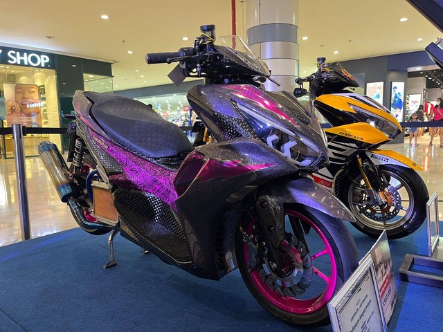 Grand final kontes modifikasi motor Yamaha CustoMAXI & Yard Built 2023 di Cibinong City Mall, Bogor, Jawa Barat (10/6). Foto: Sena Pratama/kumparan