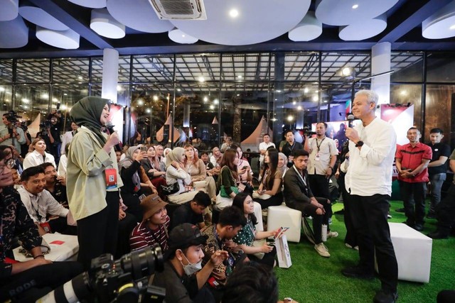 Bakal calon presiden PDIP Ganjar Pranowo saat menghadiri acara hangout bersama ribuan gen Z, milenial dan influencer di Warung Kudeta Mutiara Palace, Jl. Selamat Ketaren, Deli Serdang, Minggu (11/6/2023). Foto: Dok. Istimewa