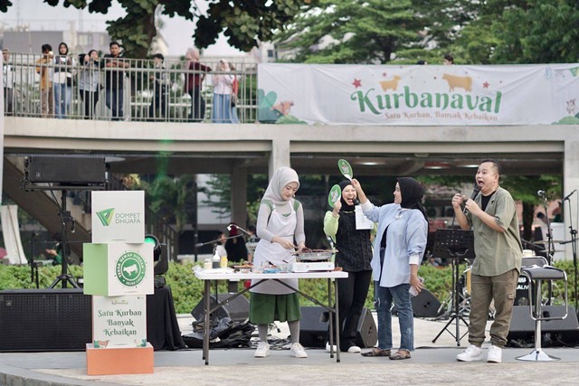 Chef Amanda menghidangkan 500 tusuk sate yang akan dibagikan kepada para masyarakat yang berkunjung di acara tersebut. Taman Literasi, Kebayoran Baru, Jakarta Selatan pada (Sabtu, 10/06/2023) 