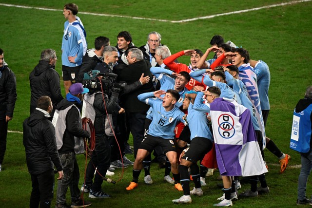 Para pemain Uruguay melakukan selebrasi usai mengalahkan Italia saat pertandingan final Piala Dunia U-20 di Estadio Unico Diego Armando Maradona, La Plata, Argentina. Foto: Luis Robayo/AFP