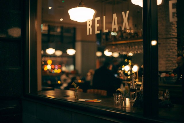 Ilustrasi Cafe Dekat PRJ | Sumber: Unsplash/Clem Onojeghuo