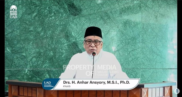 Drs. H. Anhar Ansyory, M.S.I., Ph.D., khatib khotbah Jumat di Masjid Islamic Center Universitas Ahmad Dahlan (UAD) (Foto: Istimewa)