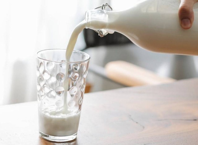 Ilustrasi cara menyimpan susu sapi murni. Sumber: Pexels