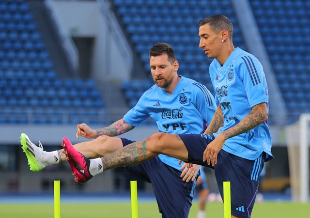 Pemain Timnas Argentina, Lionel Messi (kiri) dan Angel Di Maria, berlatih di Beijing Olympic Stadium, pada 11 Juni 2023, jelang laga FIFA Matchday. Foto: AFA/Handout via REUTERS