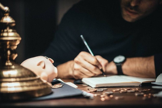 Ilustrasi mempelajari bidang bahasan ekonomi deskriptif. Foto: Pexels