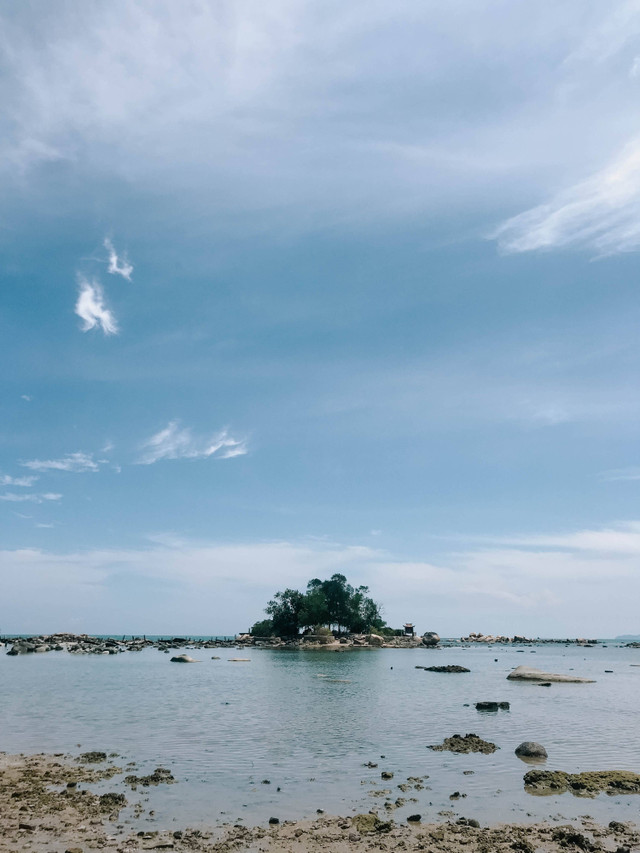 Pulau Simping di Singkawang, Kalimantan Barat. Foto: nasroell/Shutterstock