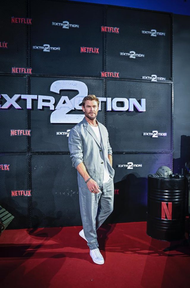 Chris Hemsworth di red carpet APAC Premiere Exraction 2 di Filipina. Foto: Netflix