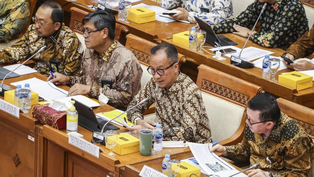 Menteri Perindustrian Agus Gumiwang Kartasasmita (kedua kanan) memberikan paparan saat rapat kerja bersama Komisi VII DPR di Kompleks Parlemen, Senayan, Jakarta, Senin (12/6/2023). Foto: ANTARA FOTO/Rivan Awal Lingga