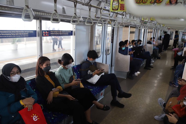 Sejumlah penumpang KRL Commuter Line mengenakan masker di Stasiun Manggarai, Jakarta, Senin (12/62023). Foto: Dicky Adam Sidiq/kumparan