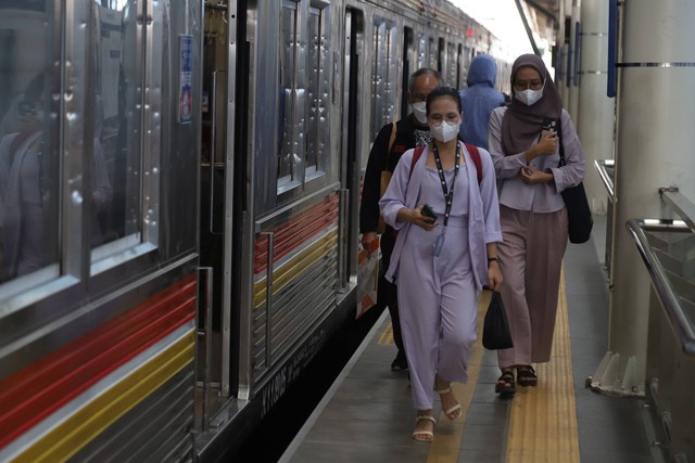 Sejumlah penumpang KRL Commuter Line mengenakan masker di Stasiun Manggarai, Jakarta, Senin (12/62023). Foto: Dicky Adam Sidiq/kumparan