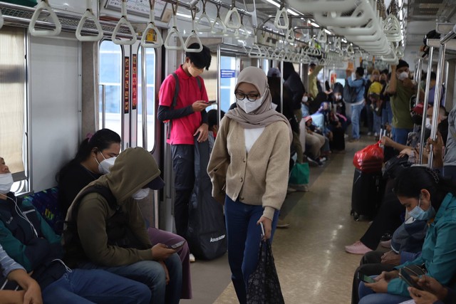 Sejumlah penumpang KRL Commuter Line mengenakan masker di Stasiun Manggarai, Jakarta, Senin (12/62023). Foto: Dicky Adam Sidiq/kumparan