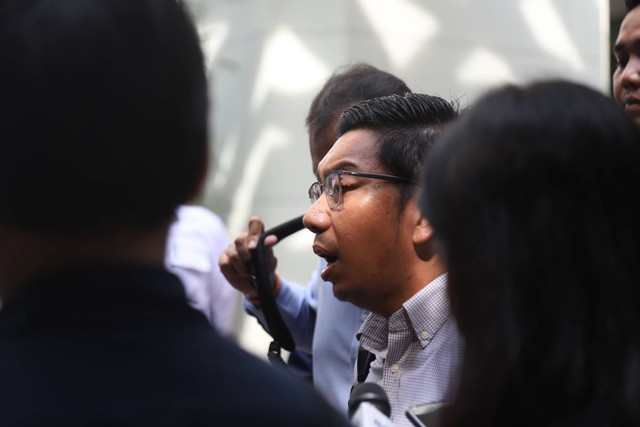 Peneliti Indonesia Corruption Watch (ICW) Kurnia Ramadhana usai memberikan berkas uji materi Peraturan Komisi Pemilihan Umum Nomor 10 dan 11 ke Mahkamah Agung, Jakarta, Senin (12/6/2023).  Foto: Dicky Adam Sidiq/kumparan 