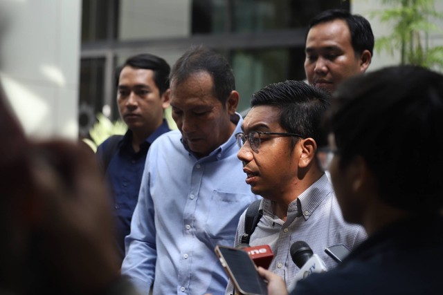 Peneliti Indonesia Corruption Watch (ICW) Kurnia Ramadhana usai memberikan berkas uji materi Peraturan Komisi Pemilihan Umum Nomor 10 dan 11 ke Mahkamah Agung, Jakarta, Senin (12/6/2023).  Foto: Dicky Adam Sidiq/kumparan 