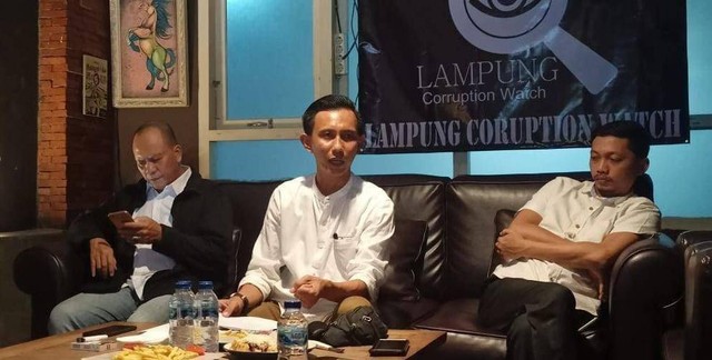 Ketua Lampung Corruption Watch (LCW) Juendi Leksa Utama (tengah). | Foto : Galih Prihantoro/ Lampung Geh