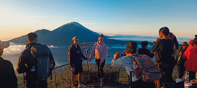 Sejumlah WNA berada di puncak Gunung Batur, Kecamatan Kintamani, Kabupaten Bangli, Bali, Sabtu (10/6). Foto: Denita BR Matondang/kumparan