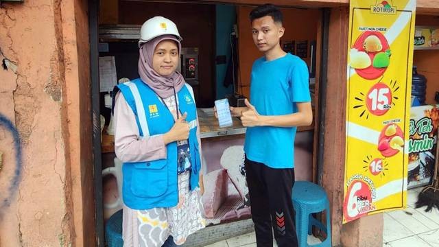 Dengan smart meter AMI kini pelanggan dapat melakukan monitoring penggunaan listrik secara real time melalui aplikasi PLN Mobile. (foto: istimewa)