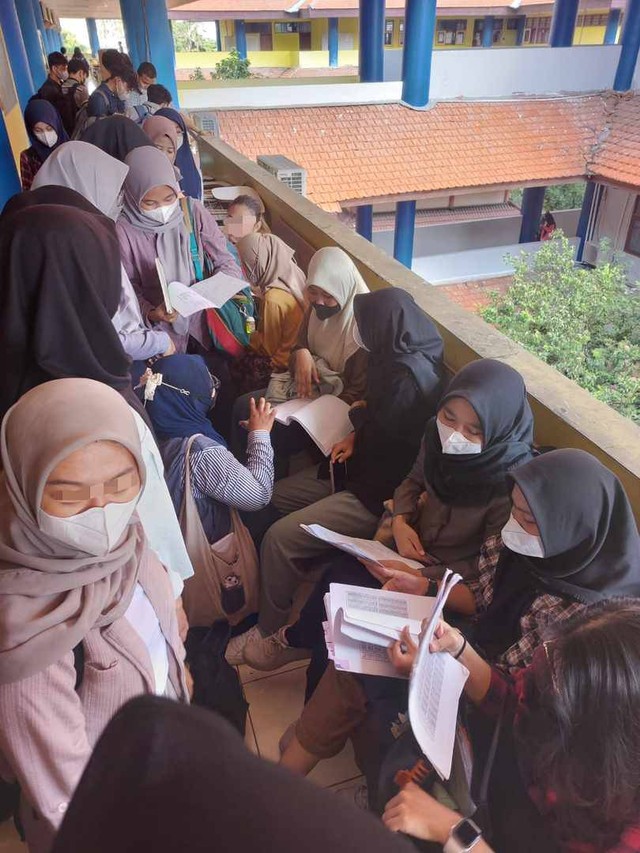 Suasana Mahasiswa Statistika Unair menjelang Ujian Akhir Semester, Senin (12/6/2023).