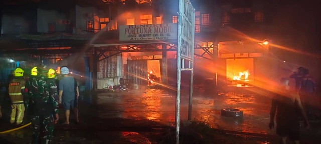 Kebakaran sejumlah ruko di Jalan oevang Oeray Sintang. Foto: Yusrizal/Hi!Pontianak