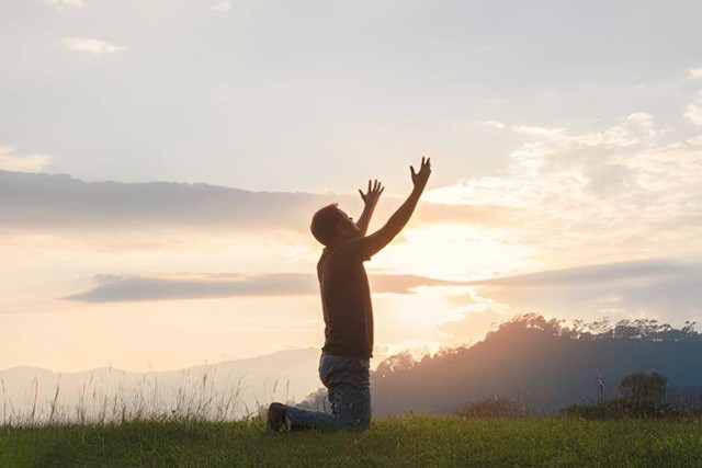 Ilustrasi young man kneeling down hands open. Sumber: Shutterstock