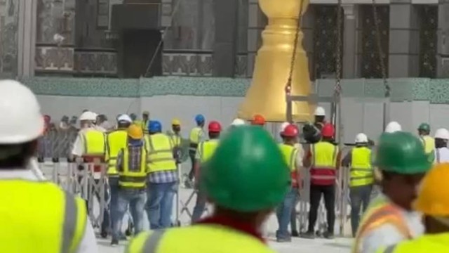 Pemerintah Arab Saudi memasang dua bulan sabit emas di menara gerbang King Abdulaziz di Masjidil Haram.  Foto: Dok. Istimewa