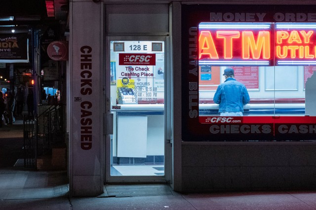 Cara mengisi DANA di ATM. Foto: pexels.com