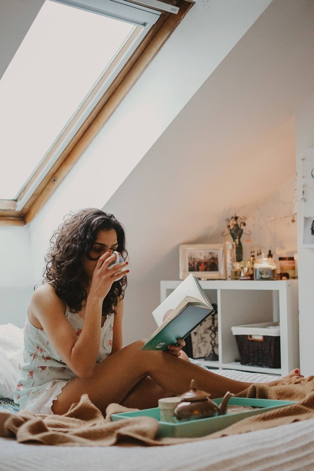 Wanita sedang membaca buku/Foto: Unsplash/ https://unsplash.com/photos/B5Thyv8d3mo