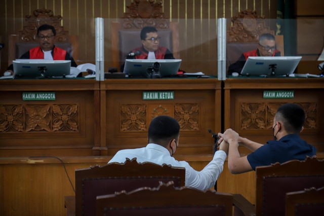 Terdakwa kasus penganiyaan David Ozora, Mario Dandy dan Shane Lukas tiba di ruang sidang utama Pengadilan Negeri Jakarta Selatan, Selasa (13/6/2023). Foto: Jamal Ramadhan/kumparan