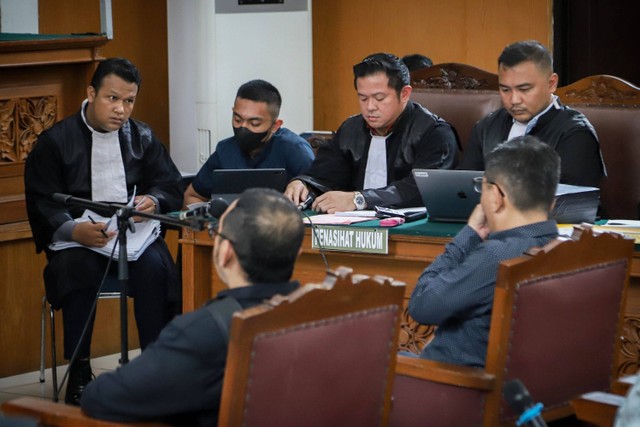 Ayah David Ozora, Jonathan Latumahina (kiri), tiba untuk menjadi saksi dalam sidang Mario Dandy dan Shane Lukas, di Pengadilan Negeri Jakarta Selatan, Selasa (13/6/2023). Foto: Jamal Ramadhan/kumparan