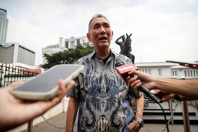 Pengusaha jalan tol, Jusuf Hamka, memberikan keterangan kepada wartawan usai mendatangi kantor Kemenkopolhukam, Jakarta, Selasa (13/6/2023). Foto: Jamal Ramadhan/kumparan