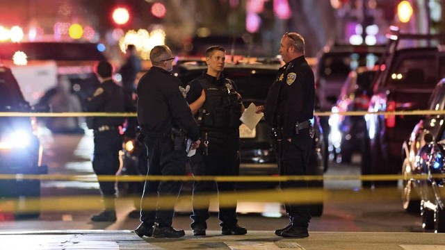 Polisi berjaga di dekat lokasi final NBA di Denve, San Fransisco, Amerika. Foto: Santiago Meija/AP