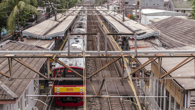 Apa Stasiun Kereta dekat PRJ, Foto Hanya Ilustrasi: Unsplash/Fahrul Razi