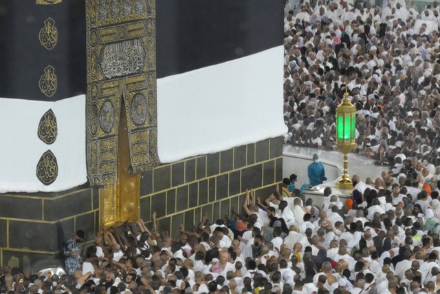 Jemaah calon haji berusaha memegang pintu Ka'bah di Masjidil Haram, Mekah, Arab Saudi, Selasa (13/6/2023). Foto: Wahyu Putro A/Antara Foto