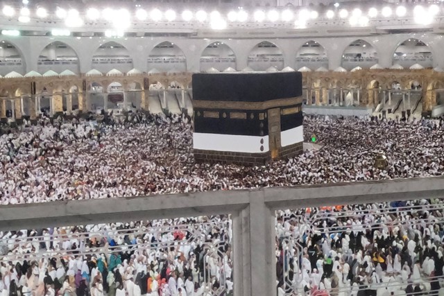 Jamaah calon haji melakukan tawaf atau memutari Ka'bah seusai sholat subuh di Masjidil Haram, Mekah, Arab Saudi, Selasa (13/6/2023). Foto: Wahyu Putro A/Antara Foto