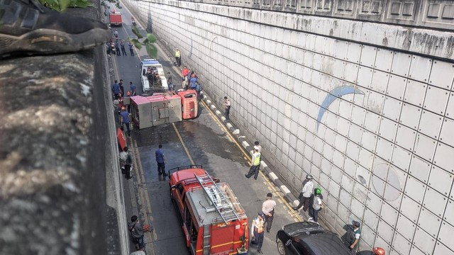 Mobil damkar terbalik di underpass Pasar Minggu, Rabu (14/6), lalu lintas arah Depok macet. Foto: Dok. Deddi Bayu